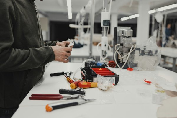 Comment les services de réparation d'appareils électroménagers peuvent-ils mettre en place des services d'urgence compétitifs ?