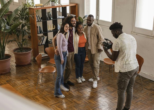 Quelles stratégies de communication les théâtres locaux peuvent-ils utiliser pour promouvoir de nouveaux spectacles ?